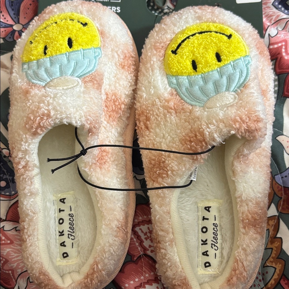 Smiley face  Slippers Smile Dakota Fleece Sz S 11/12 NWT